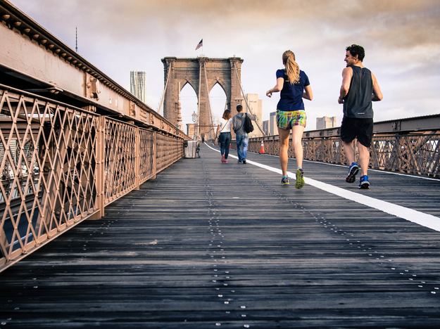 runners_jogging_brooklyn_bridge_by_curtis-macnewton.jpg